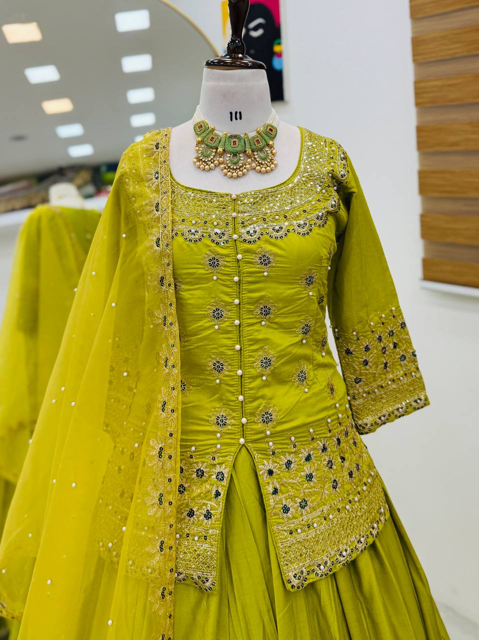 Luxurious Ethnic Suit Set with Exquisite Embroidery Work