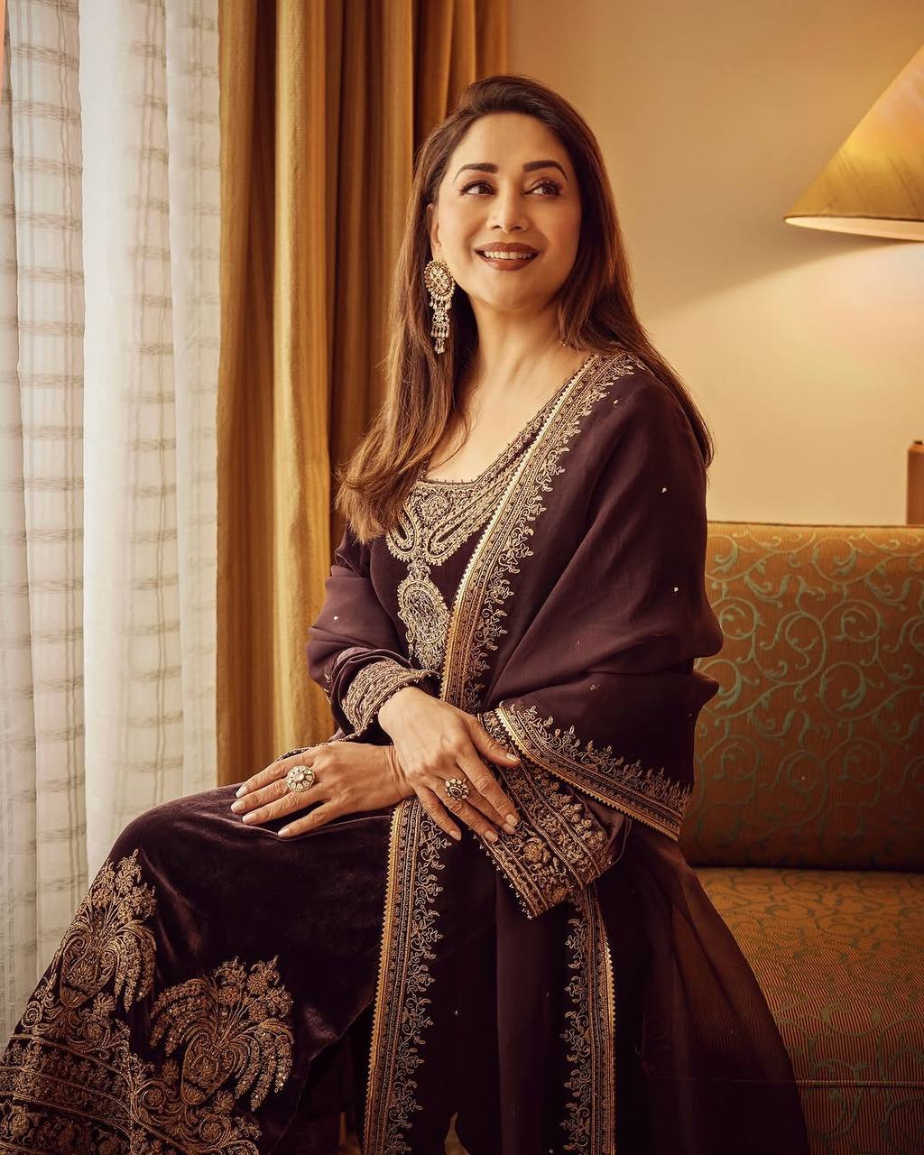 Elegant Designer Suit – A Timeless Beauty